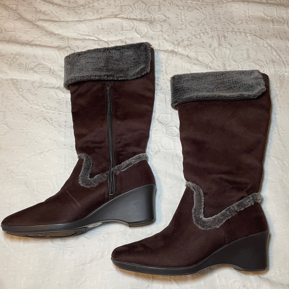 Hush Puppies Soft Styles Brown Wedge Faux Suede Faux Fur Trim Scrunch Boots 9.5